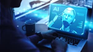 Pessoa olhando laptop com imagem de robô representando inteligência artificial (IA)