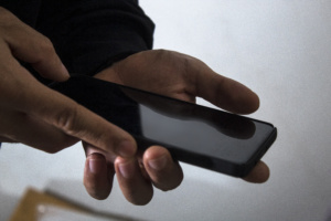 homem segurando celular